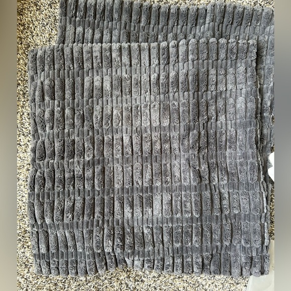 Bundle of six throw pillow covers measuring approximately 16x16 - Picture 3 of 7